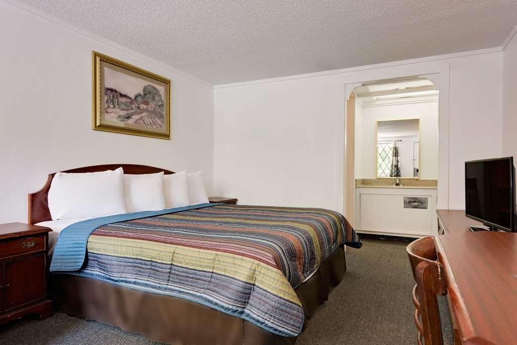 Knights Inn Cleveland/Macedonia Номер фото
